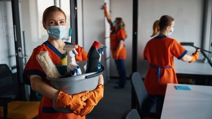 Header Image Cleaning Staff